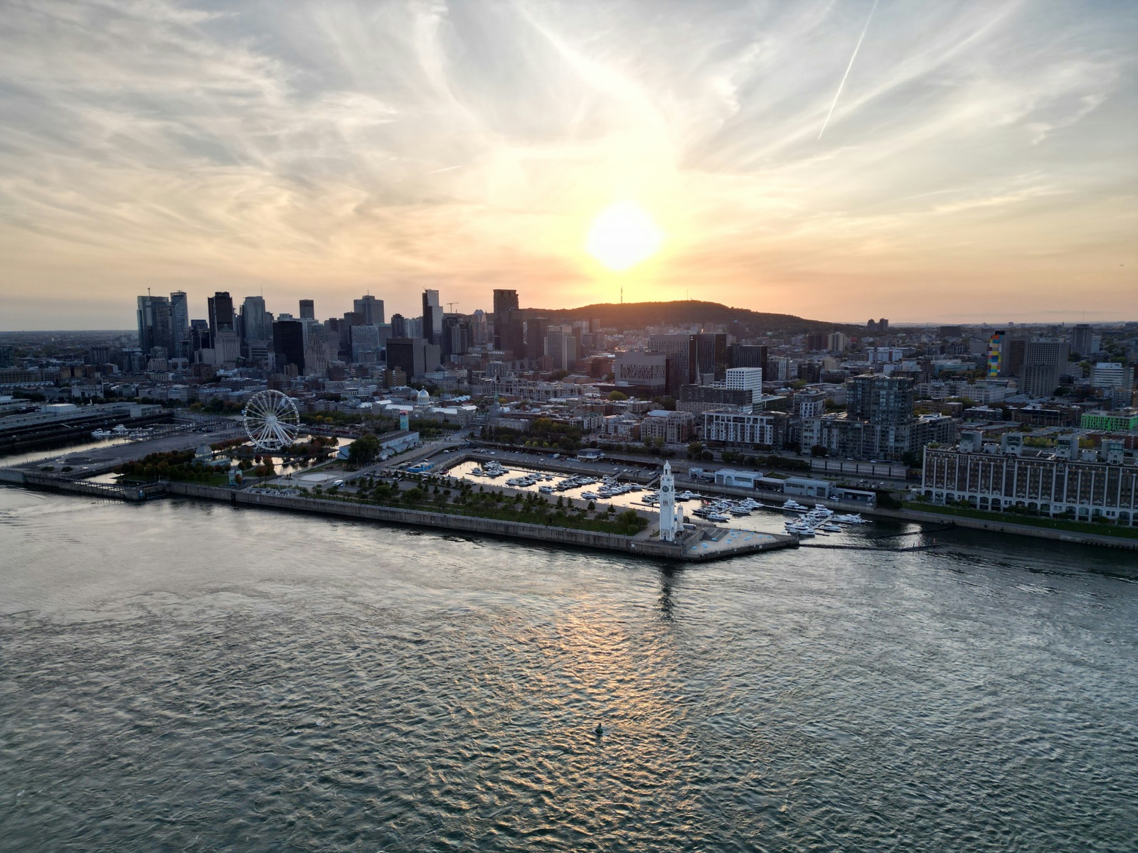 日落时分的加拿大蒙特利尔老港与城市天际线