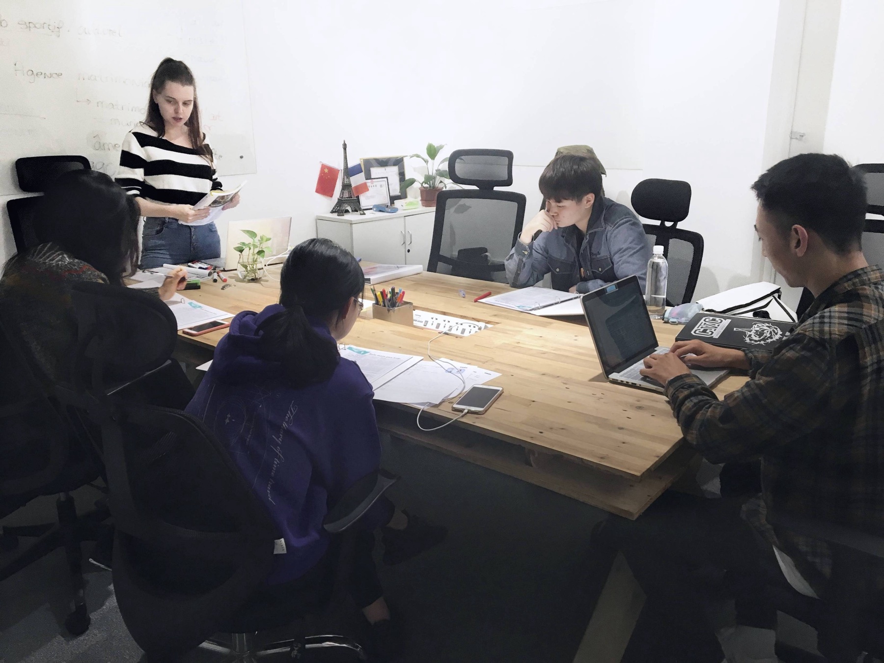 爱雅法语外教与学员在真实课堂中互动